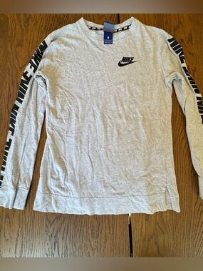 NIKE SPORTSWEAR ADVANCE 15 LONG SLEEVE CREW‎ WOMEN'S SHIRT SIZE MEDIUM GRAY